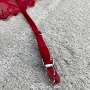 Des jarretelles (4) réglables et élastiques sont sur ce porte-jarretelles en dentelle rouge coquelicot pour une tenue sexy et chic.
