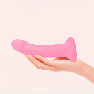 Ce dildo ventouse présente une belle couleur rose ornée de paillettes douces et enivrantes, à l’image des sensations qu’il vous procurera en profondeur… Pénétration vaginale ou pénétration anale, explorez toutes les possibilités de plaisir qui s’offrent à vous grâce à ce dildo conçu pour vous faire du bien.