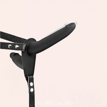 Charger l&#39;image dans la galerie, Le double gode ceinture de couleur noir est confortable et s&#39;ajuste parfaitement.
