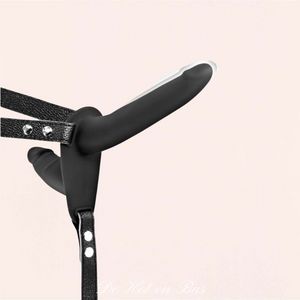 Le double gode ceinture de couleur noir est confortable et s'ajuste parfaitement.