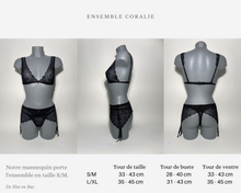 Charger l&#39;image dans la galerie, Notre ensemble en dentelle noire de la collection Coralie est disponible avec toute les mesures nécessaires pour bien choisir votre ensemble de lingerie sur notre site en ligne www.dehotenbas.com
