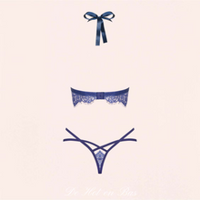 Charger l&#39;image dans la galerie, L&#39;ensemble de lingerie en dentelle bleu Charlotte comporte un magnifique soutien-gorge semi corset et le string coquin.
