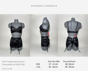 Notre magnifique ensemble de lingerie Peonesia est porté par notre magnifique mannequin en plastique en taille S/M.
