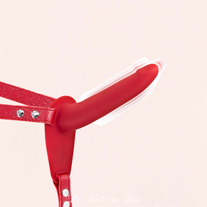 Le gode ceinture de couleur rouge dispose de 10 modes de vibration.