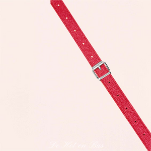 La ceinture de ce gode ceinture rouge est en simili cuir pour atteindre une forme de fétichisme.