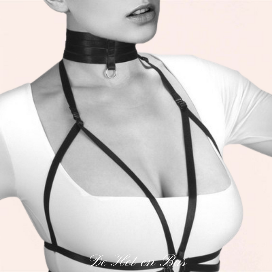 Notre harnais de corps de la collection Julia en élastique noir est disponible sur notre sexshop en ligne De Hot en Bas.