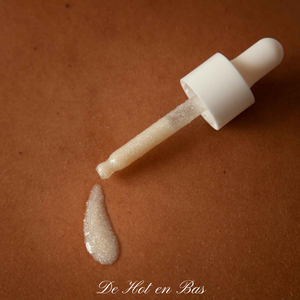 Ce flacon Slow Sex huile sèche brillante dispose d'une pipette pour l'utilisation facile sur votre peau.