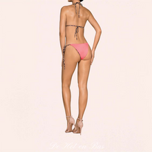 Charger l&#39;image dans la galerie, Le maillot de bain Royan de la marque Obsessive est composé d&#39;un soutien-gorge sans armature et d&#39;une culotte à motif léopard et rose réversible pour femme.
