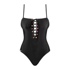 Un joli médaillon doré de la marque Obsessive est cousu en bas à droite du maillot de bain Beverelle noir.