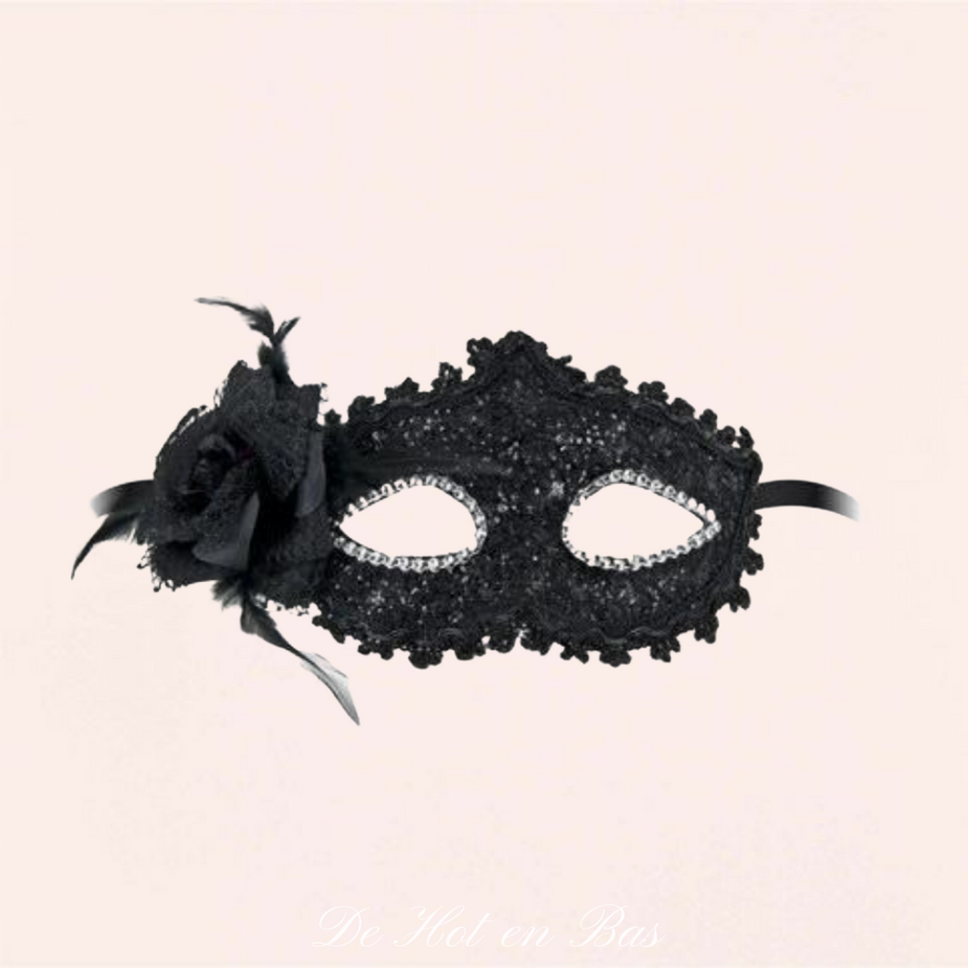Masque vénitien noir, brillant avec des broderies fines de la marque Maskarade à petit prix.