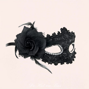 Le masque Vénitien Bella comporte une fleure magnifique sur le coté du masque de la collection Maskarade.