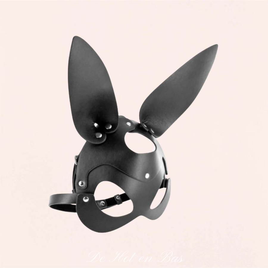 Le masque Bunny en simili cuir noir est idéal pour agrémenter vos tenues sexy.