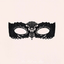 Charger l&#39;image dans la galerie, Le masque Léa en broderie souple noir est l&#39;arme ultime pour vos moments érotiques avec votre partenaire.
