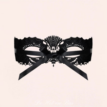 Charger l&#39;image dans la galerie, Masque Léa en broderie noir de très haute qualité avec deux jolis rubans en satins pour une attache simple.
