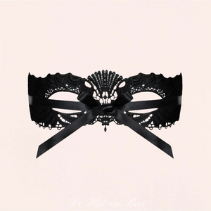 Masque Léa en broderie noir de très haute qualité avec deux jolis rubans en satins pour une attache simple.