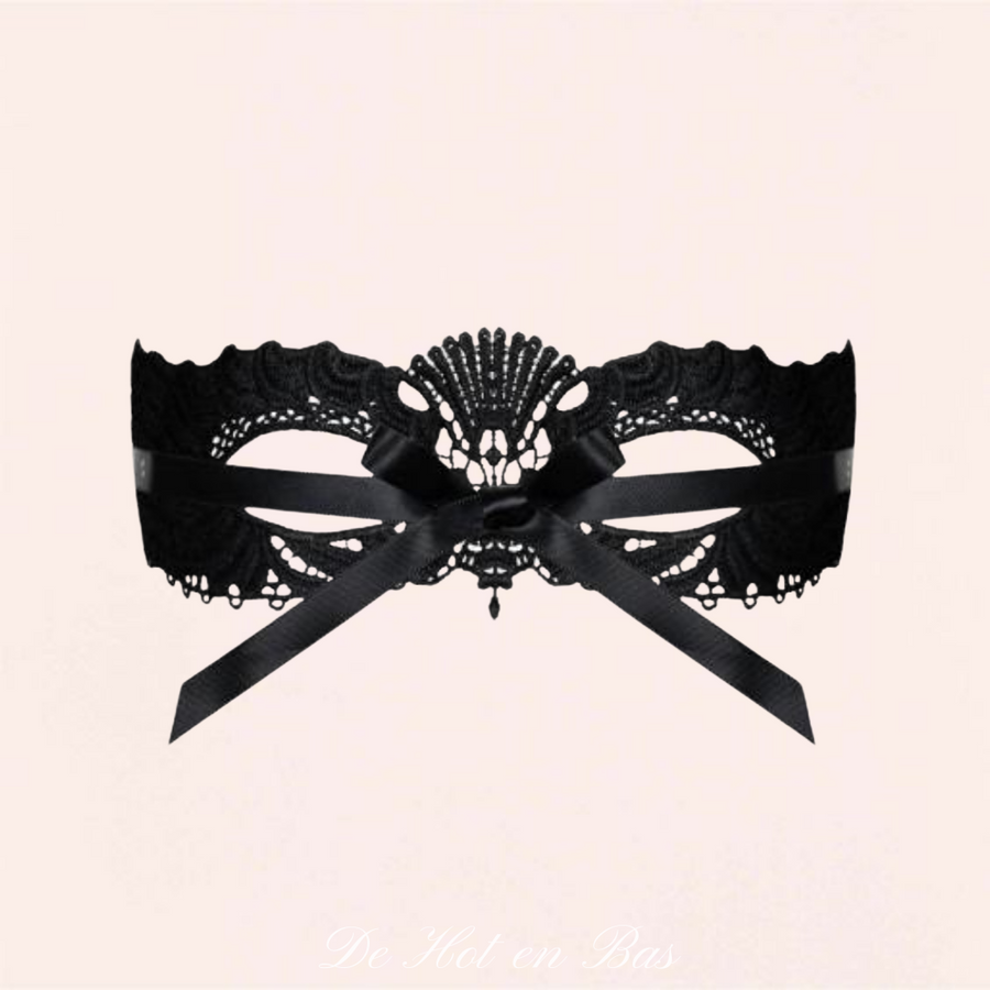Masque Léa en broderie noir de très haute qualité avec deux jolis rubans en satins pour une attache simple.
