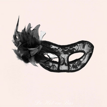 Charger l&#39;image dans la galerie, Le masque Vénitien La Traviata est un masque rigide en dentelle et une fleur douce sur le coté.
