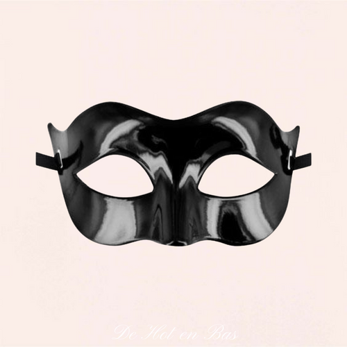Le masque pour homme Solomon est laqué noir pour un coté très sexy et érotique pendant vos moments intimes.