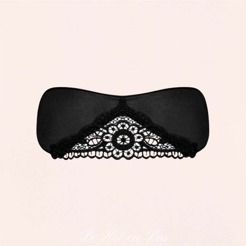 Masque satiné de couleur noir avec une broderie souple pour un design chic et sensuel.