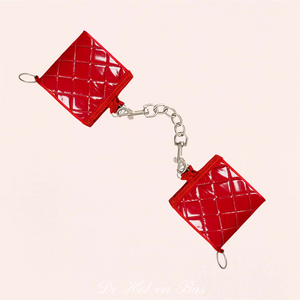 La collection Hunteria vous propose ce coffret menottes et collier. Les menottes est composé de deux bracelets en matière brillante rouge et une chaîne argenté pour les reliés avec deux mousquetons.