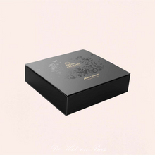 Charger l&#39;image dans la galerie, La boite de Bijoux Indiscret est une boite simple noir chic pour offrir des menottes à votre partenaire et amoureuse.
