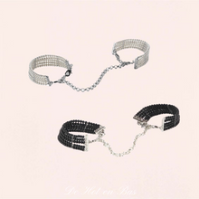 Charger l&#39;image dans la galerie, Vente de nos magnifiques menottes bracelets en perles de nacres blanches ou noires de la marque Bijoux Indiscrets.
