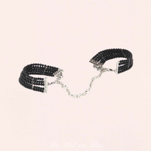 Charger l&#39;image dans la galerie, Menottes Plaisir Nacre de la marque Bijoux Indiscrets en perles noires magnifiques.
