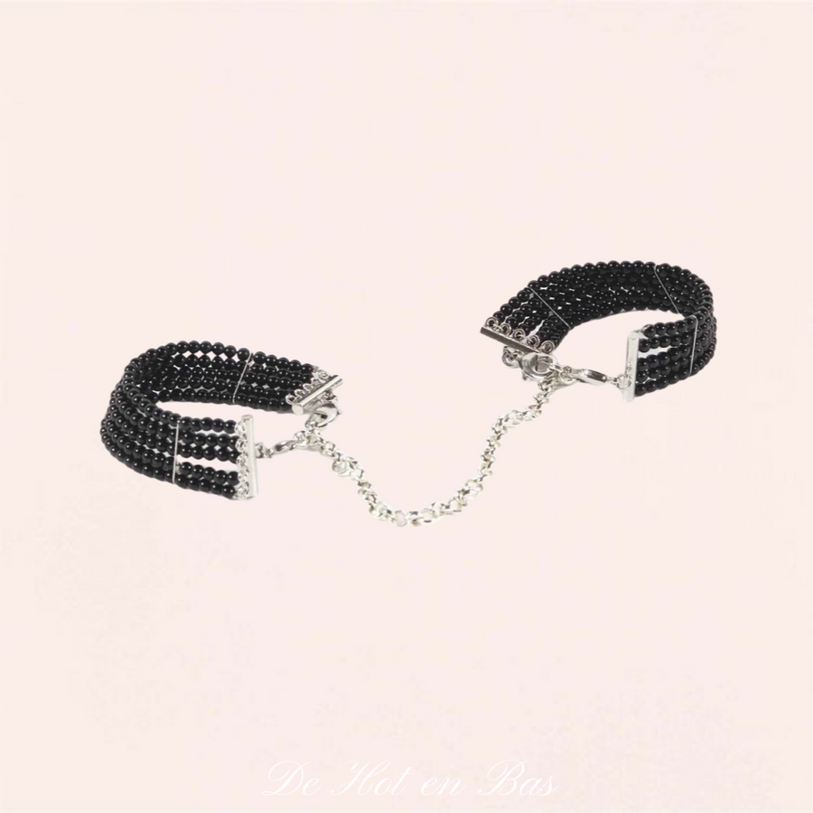 Menottes Plaisir Nacre de la marque Bijoux Indiscrets en perles noires magnifiques.