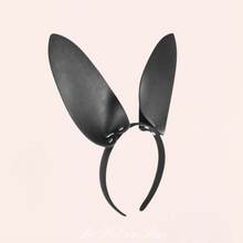 Charger l&#39;image dans la galerie, Le serre tête Oreilles de Bunny est agrèable à porter. Il est noir en tissu simili cuir de haute qualité de la marque Fetish Tentation.
