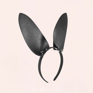 Le serre tête Oreilles de Bunny est agrèable à porter. Il est noir en tissu simili cuir de haute qualité de la marque Fetish Tentation.