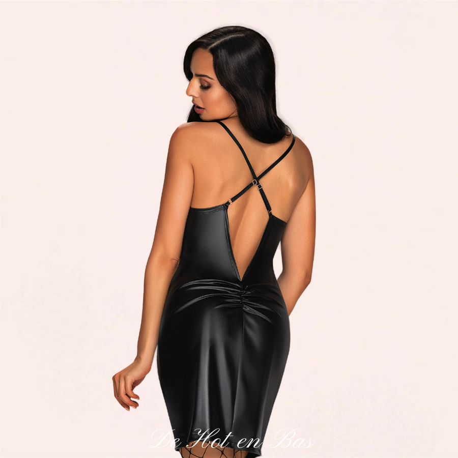 La robe noire permet plus de fantaisies et de sexy que tous les autres vêtements, vous pourrez arborer un beau décolleté, un dos nu exquis ou encore des strass pour sublimer votre silhouette. Elle vous permet également de porter des accessoires divers pour les assortir facilement à votre tenue.
