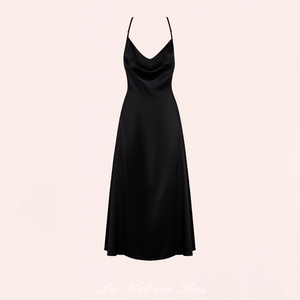 La charmante robe en satin et dentelle noire de la collection Agatya est idéale à porter devant votre partenaire.