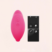 Charger l&#39;image dans la galerie, Le stimulateur clitoridien de la marque Love To Love est disponible sur notre site. Il est vendu avec la télécommande, une pochette noire et un câble USB pour le rechargement du stimulateur de couple.
