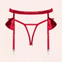 Charger l&#39;image dans la galerie, Notre porte-jarretelles pour femme fabriqué en tissu satin rouge est disponible sur notre site en ligne à petit prix.

