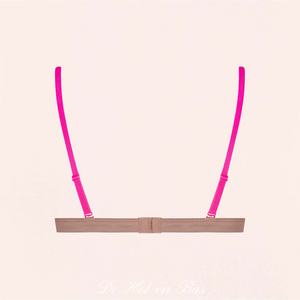 Le soutien-gorge triangle se ferme avec une agrafe au dos pour un confort total.