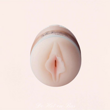 Charger l&#39;image dans la galerie, Le masturbateur Ripe Vagina est parfait pour le coffret solo pour lui. Il est fabriqué à partir de silicone très doux et contient un moteur puissant pour de fortes vibrations.
